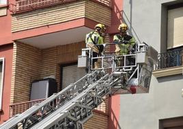 Intervención de Bomberos de Logroño en un domicilio de avenida de la Paz.