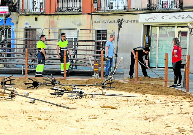 Miembros de Paso Viviente y del Parque de Obras, preparando el circo.