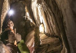 Una visita guiada a las cuevas de Ortigosa en 2023.