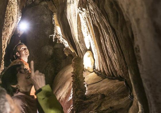 Una visita guiada a las cuevas de Ortigosa en 2023.