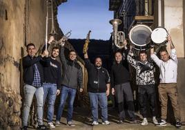 Algunos miembros de la Charanga del Doctor Pío, durante un ensayo en Ribafrecha.