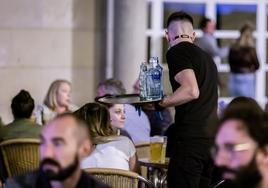 Un camarero trabajando en una terraza en Logroño.