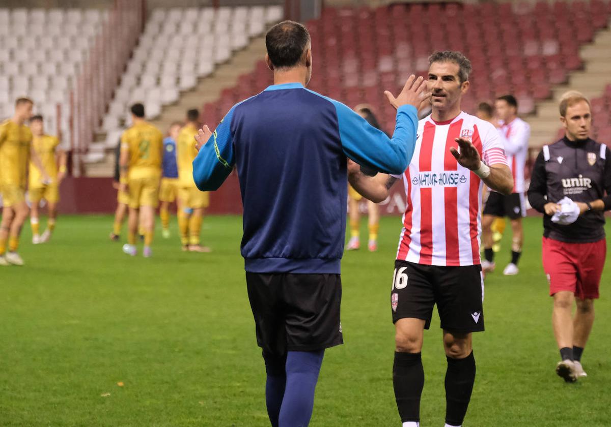 Miguel e Iñaki se saludan al término del partido que UD Logroñés y Calahorra jugaron en Las Gaunas. Hoy el primero será titular y el segundo vera el partido desde fuera.