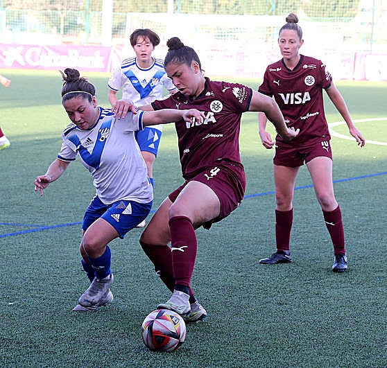 Rebeca pelea por un balón con una jugadora del Europa