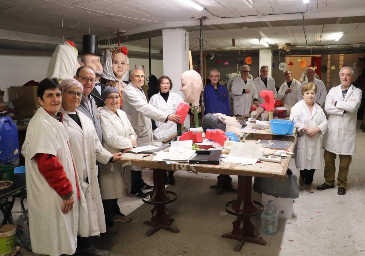 Los juderos voluntarios de la calle Tudela se reparten en dos locales y dos turnos para preparar más de cien judas, cuatro de ellos que llegarán a la sede de la AECC en la calle Araciel.