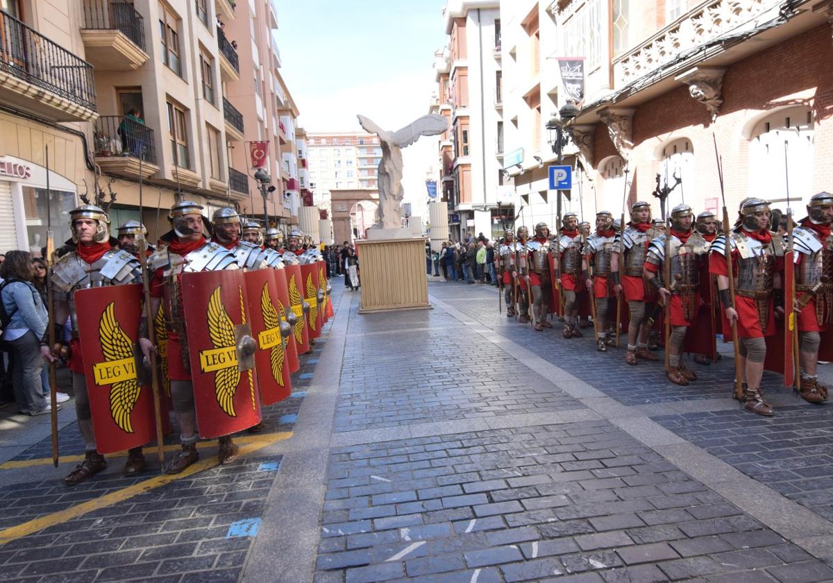 Los legionarios desfilan junto a la reproducción de la Victoria de Samotracia.