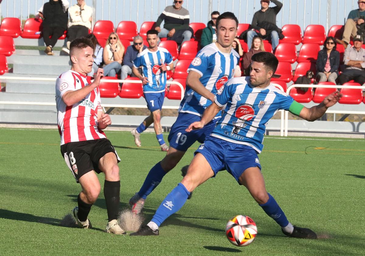 Curro (i), autor de dos goles, suelta el balón.