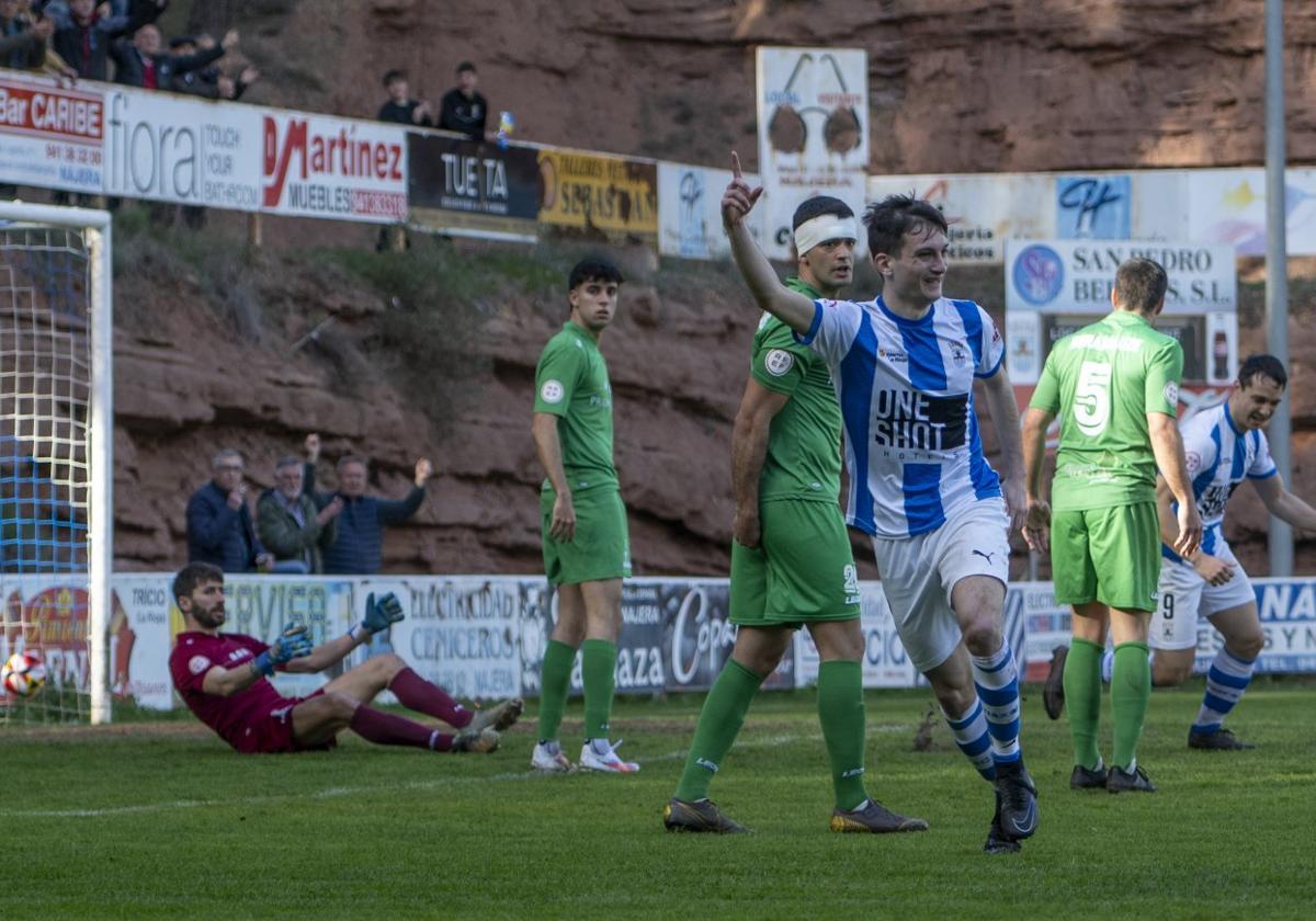 Victoria. Miguel Pérez celebra su primer gol ante el Gernika durante el partido de ayer en La Salera.