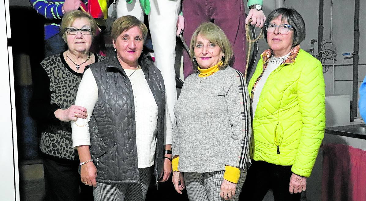 Teresa, Ana, Luisina e Isabel han preparado quince judas desde su local en la calle Trasmuro.