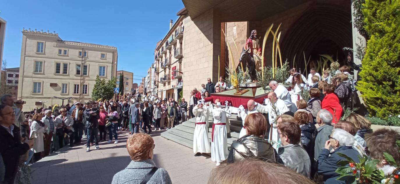 Salida de la procesión hacia la iglesia de Santo Tomé