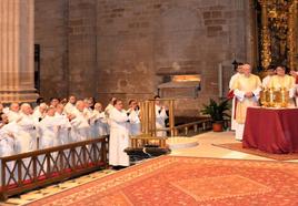 El obispo Santos Montoya consagra el aceite del santo crisma en la misa crismal de este lunes, junto al resto de sacerdotes, en la catedral de Calahorra.