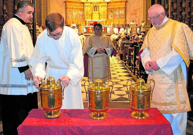 Ánforas, con los óleos, al ser retiradas del coro para llevarlas al altar.