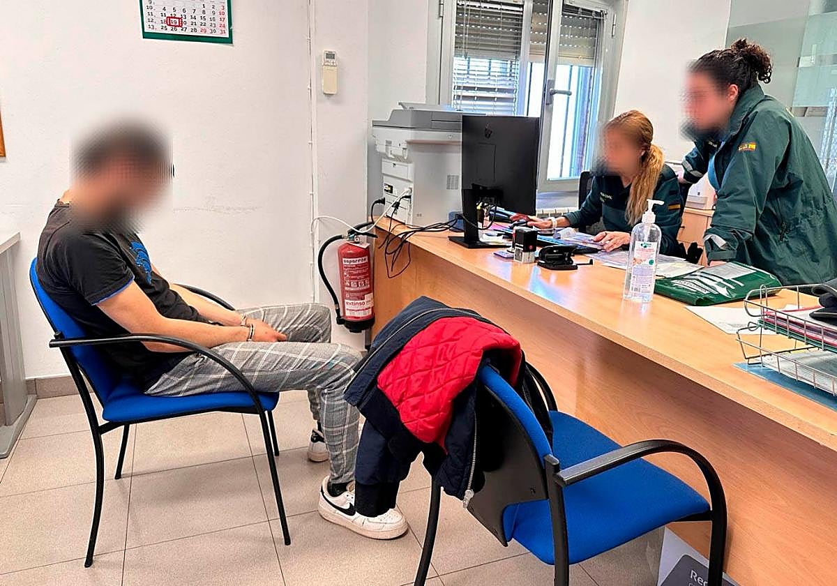 El agresor, detenido, antes de su puesta a disposición judicial.