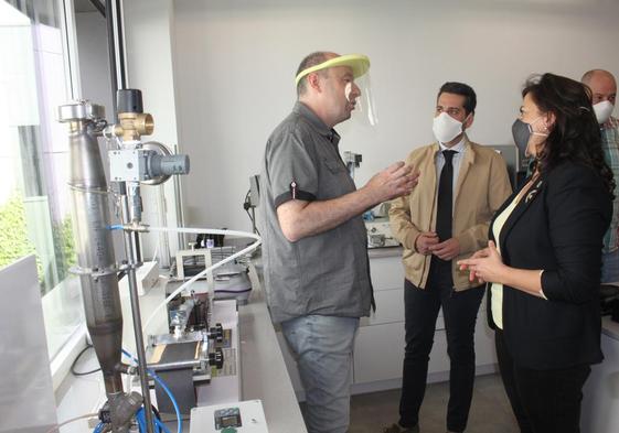 La expresidenta Andreu en una visita a Arneplant, que fabricaba mascarillas y pantallas en plena crisis