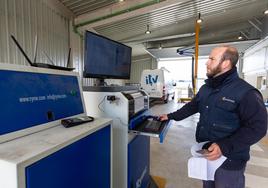 Un especialista comprueba los datos de la ITV de un vehículo, en las instalaciones de Itevefirsa, en el polígono Cantabria de Logroño.