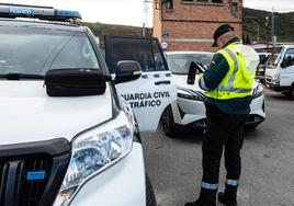 Control de la Guardia Civil de Tráfico, en una carretera de La Rioja.