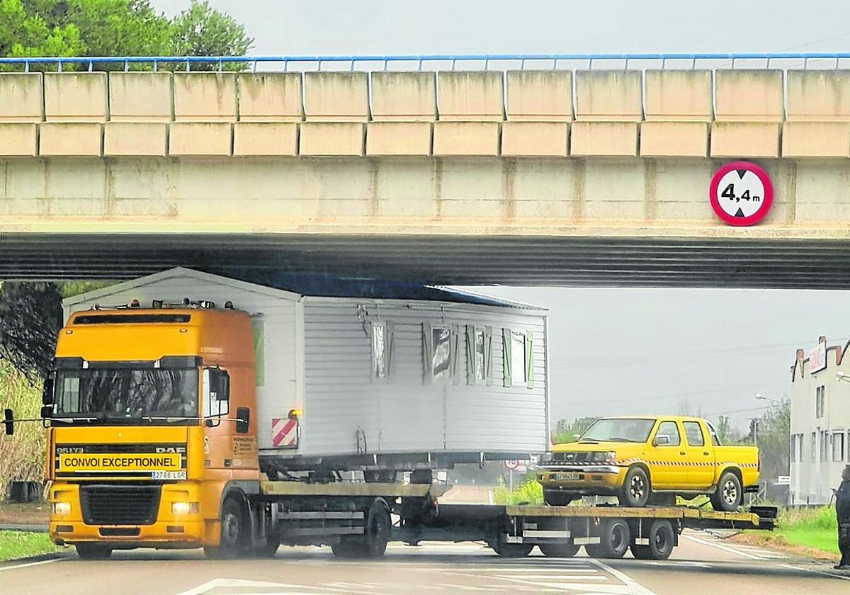 Maniobras imposibles de un camión en el puente de la variante