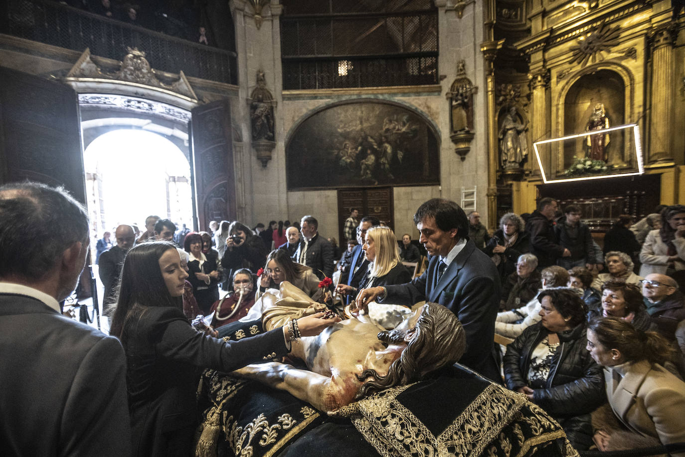 Limpieza y veneración del Cristo yacente