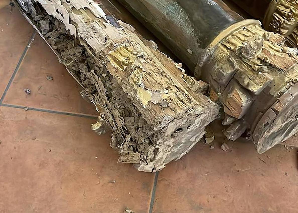 Imagen secundaria 1 - Detalle de los desperfectos ocasionados en el retablo. A la derecha, el retablo original.