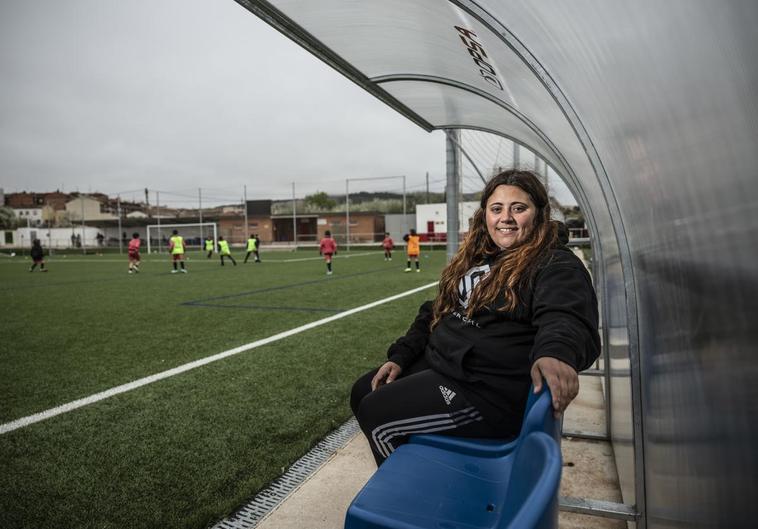 Patricia Sampedro posa en el banquillo del San Marcial.