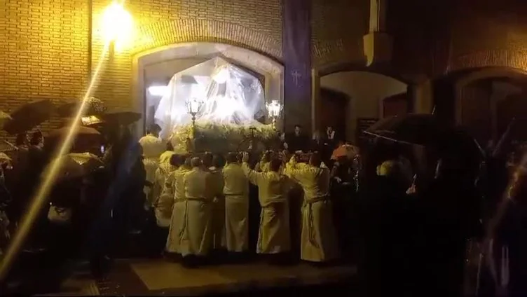 Procesión de La Piedad entrando a la iglesia de Valvanera