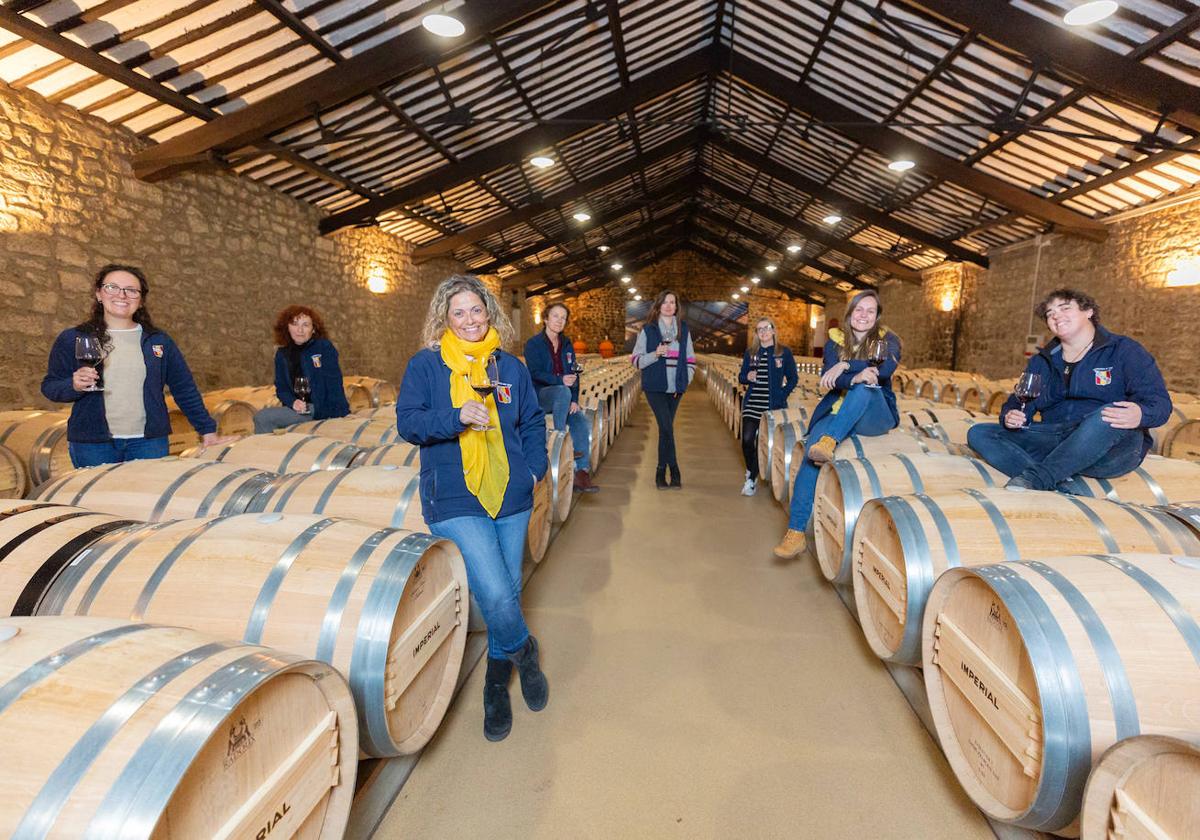 Marta Martínez, Estíbaliz Torres, Ana San Juan, María Larrea, Irene Bonilla, Amaya Gracia, Isabel Prusén y Magda Clavijo, mujeres que forman parte de los equipos de viticultura y enología de Bodegas CVNE, posan en las instalaciones de Imperial, en Haro.