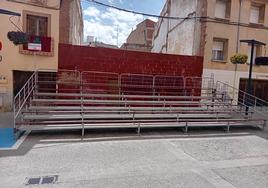 Se han colocado gradas en la calle para ver las procesiones.