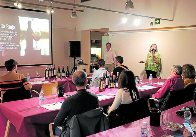 Una cata de vinos puso el sabor a la tarde.