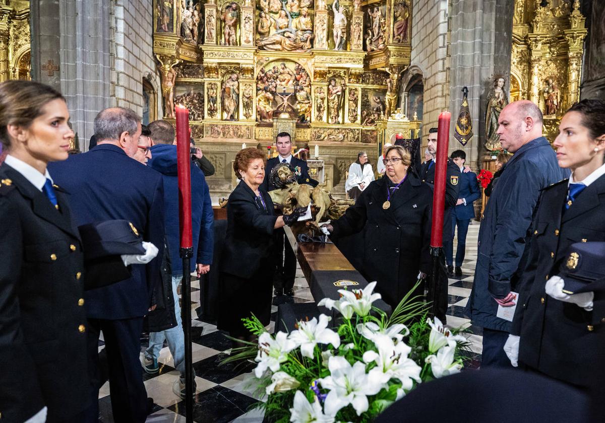 El besapies de este Viernes Santo, en imágenes