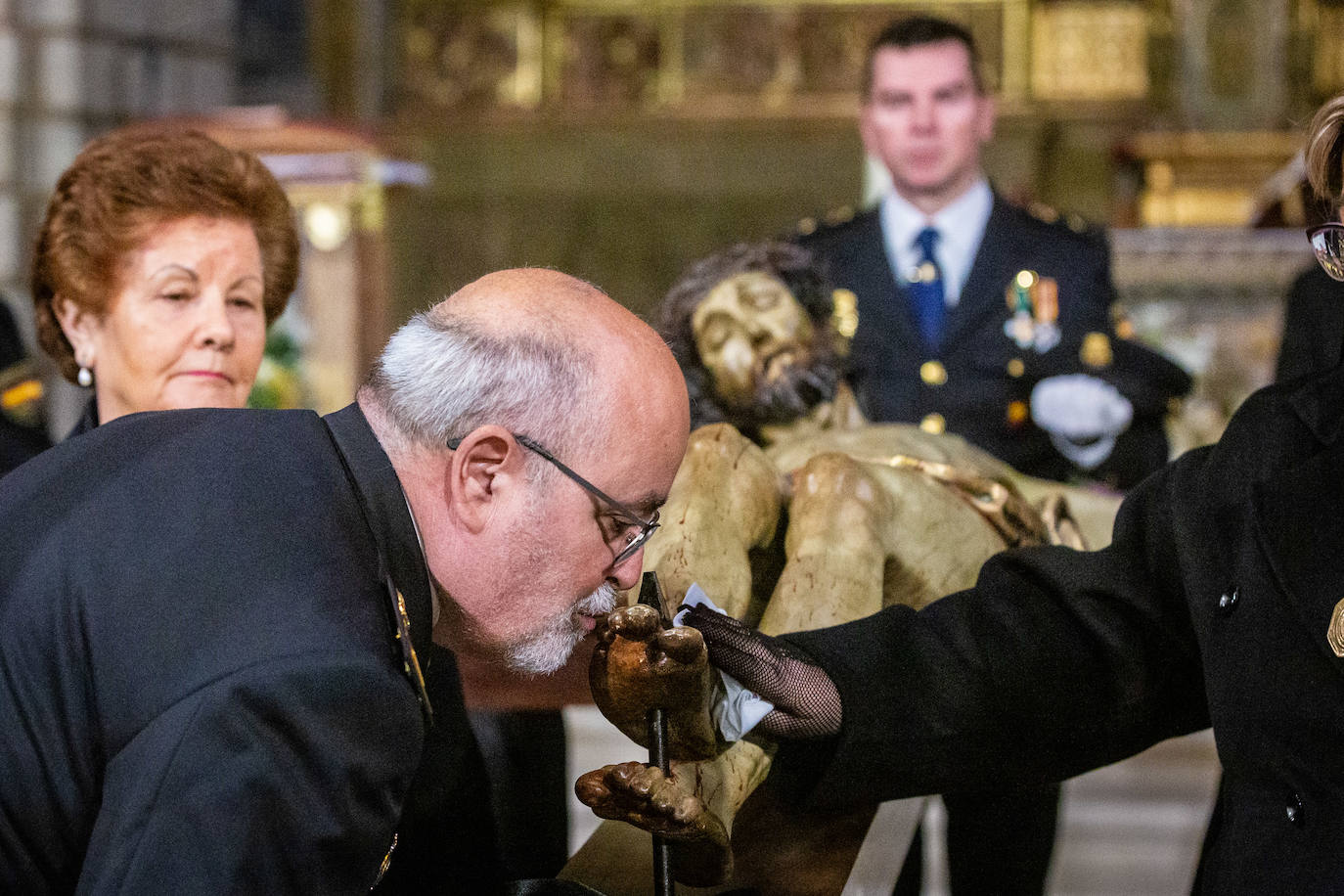 El besapies de este Viernes Santo, en imágenes