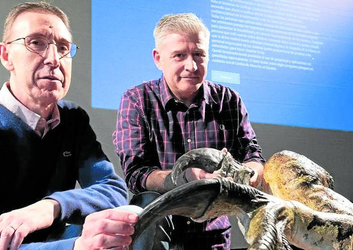 Imagen secundaria 1 - A la izquierda Xabier Pereda y Pachi Sáez-Benito. A la derecha investigadores trabajando en uno de los yacimientos. 