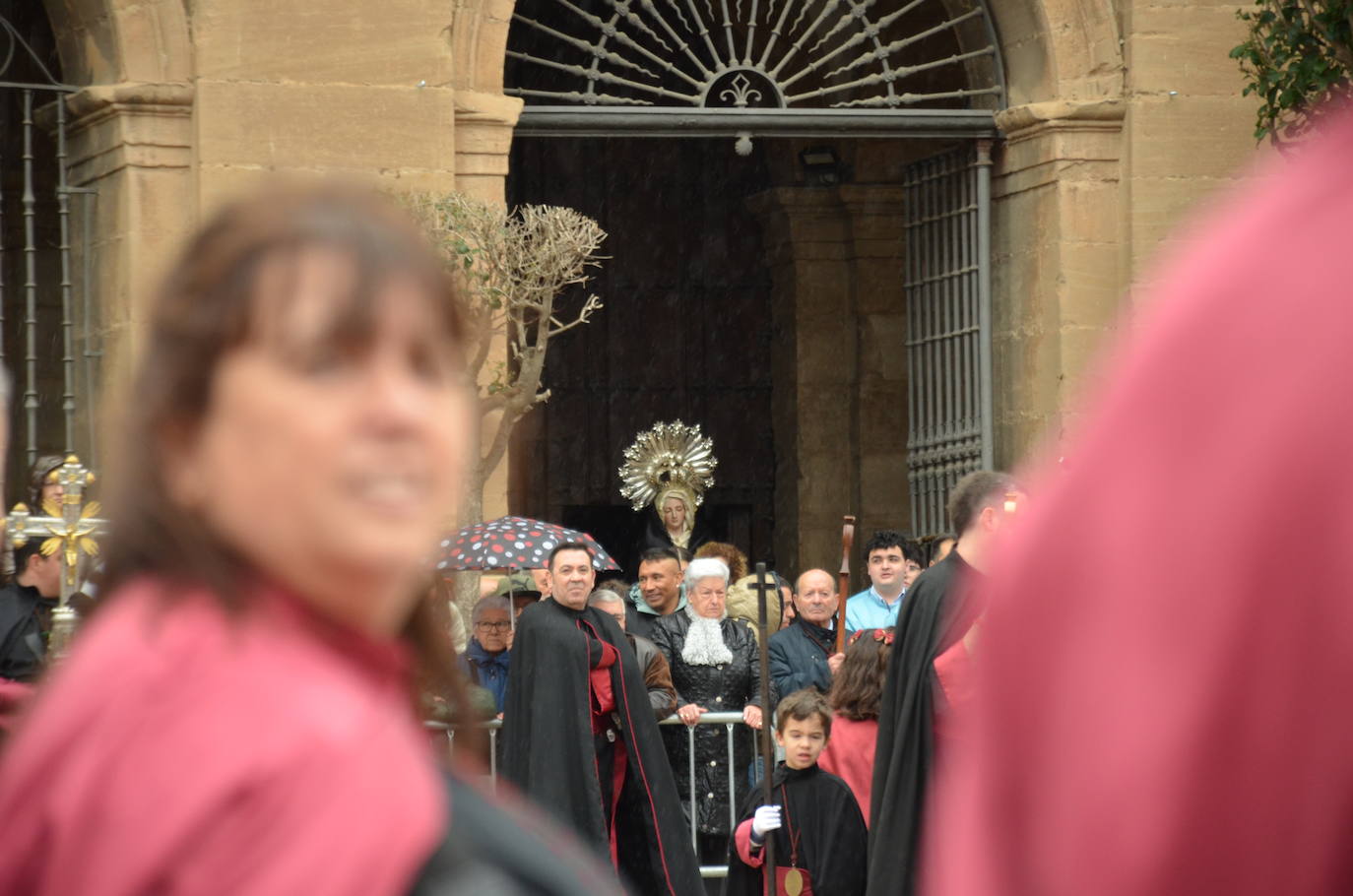 Las imágenes del encuentro entre la virgen Gloriosa y Cristo Resucitado en Calahorra