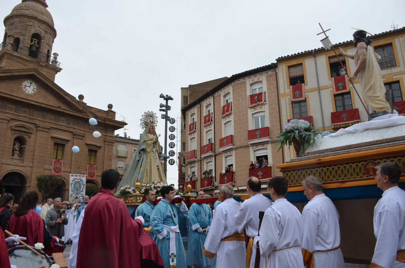 Las imágenes del encuentro entre la virgen Gloriosa y Cristo Resucitado en Calahorra