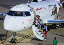 Dos pasajeras suben al avión que les llevará desde el aeropuerto de Agoncillo al Adolfo Suárez-Madrid Barajas.