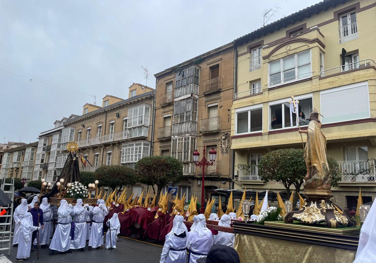 Procesión del Resucitado bajo la lluvia en Haro