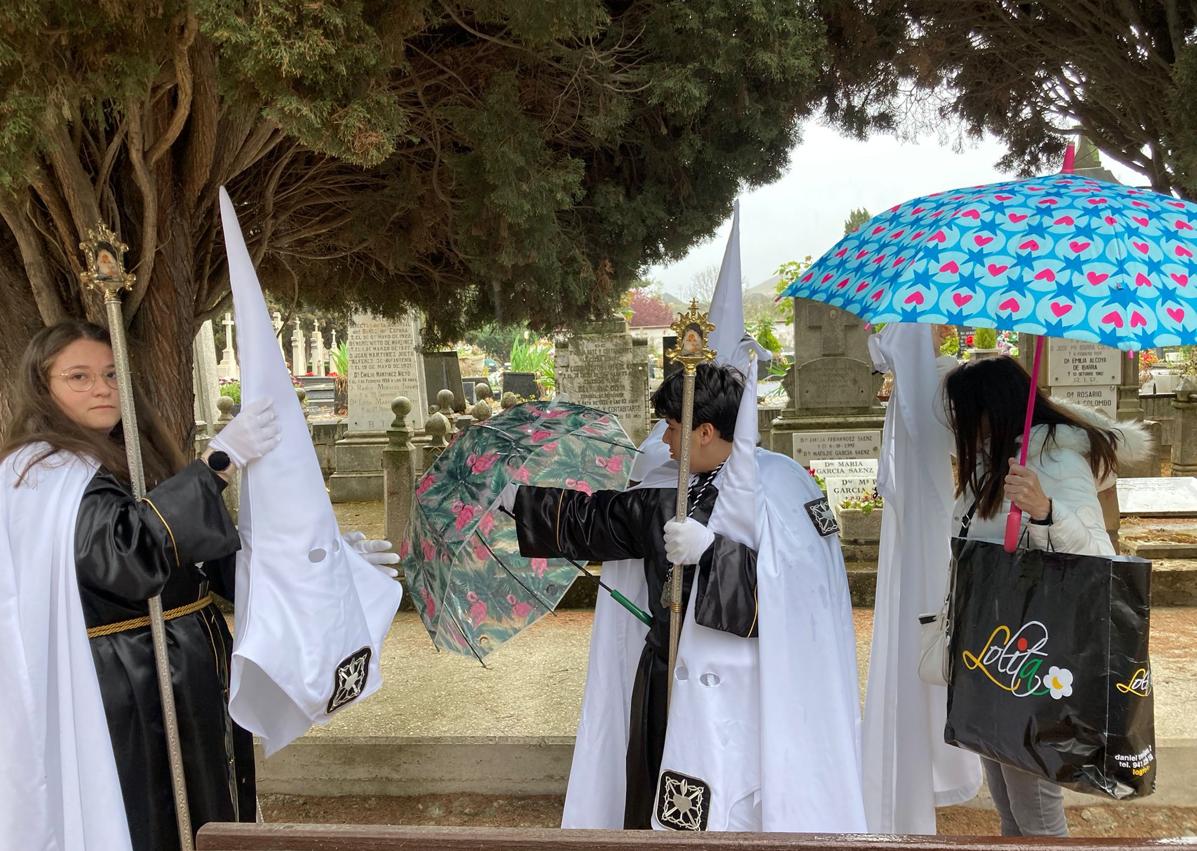 Imagen secundaria 1 - La lluvia impide que Jesús y María Magdalena se encuentren en Logroño