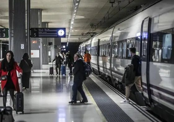 Pasajeros del tren de Madrid, a su llegada a la estación de Logroño.