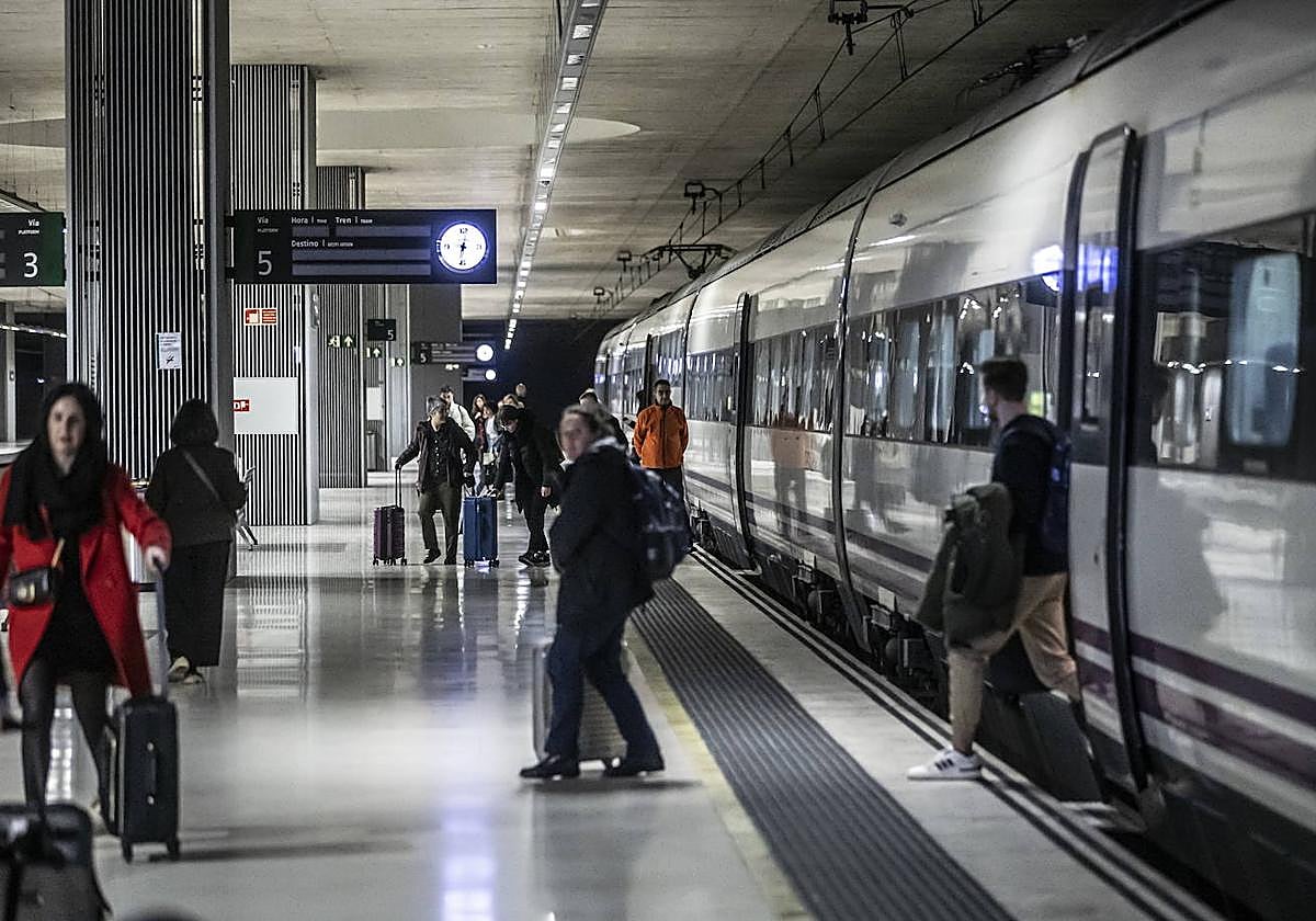 Pasajeros del tren de Madrid, a su llegada a la estación de Logroño.