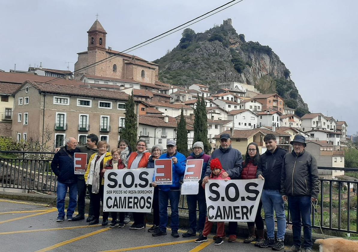 Concentración celebrada ayer en Nieva de Cameros.