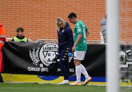 Ezkurdia se retira lesionado tras el pisotón que recibió de Etxaniz en el partido ante el Unionistas en Salamanca.