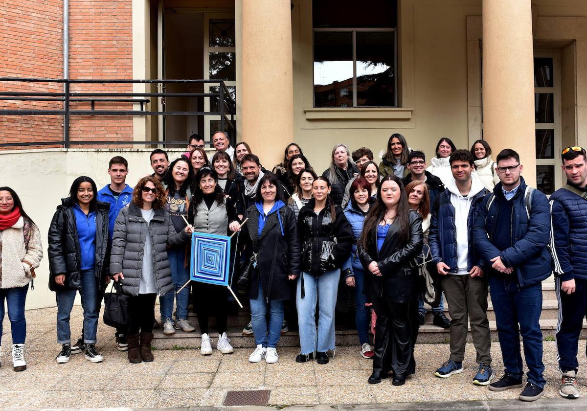 Foto de familia de trabajadores y usuarios de ARPAAutismo Rioja.