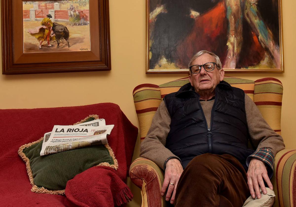 Juan Cruz Gastón, en el salón de su casa.