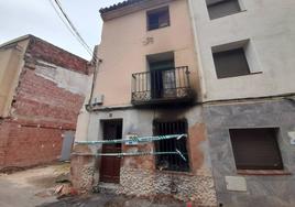 Vivienda de Aldeanueva precintada tras el incendio.