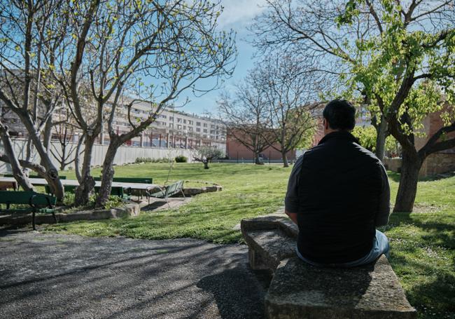 Esteban, el miércoles por la mañana en los jardines del edificio Salvatorianos, donde tiene su sede el centro de día de Proyecto Hombre La Rioja.