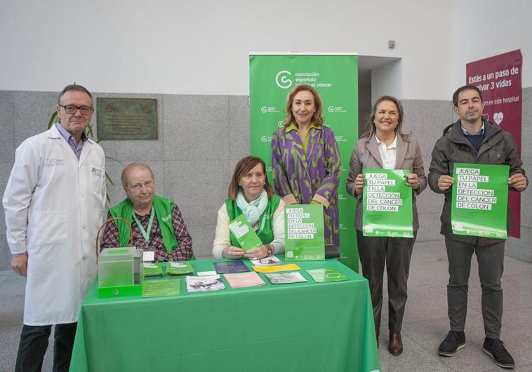 Miembros de la AECC y la consejera de Salud, María Martín.