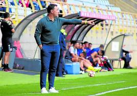 Raúl Llona da instrucciones desde la banda durante un partido con la Cultural.