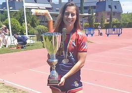 Marta Cantabrana posa con un trofeo