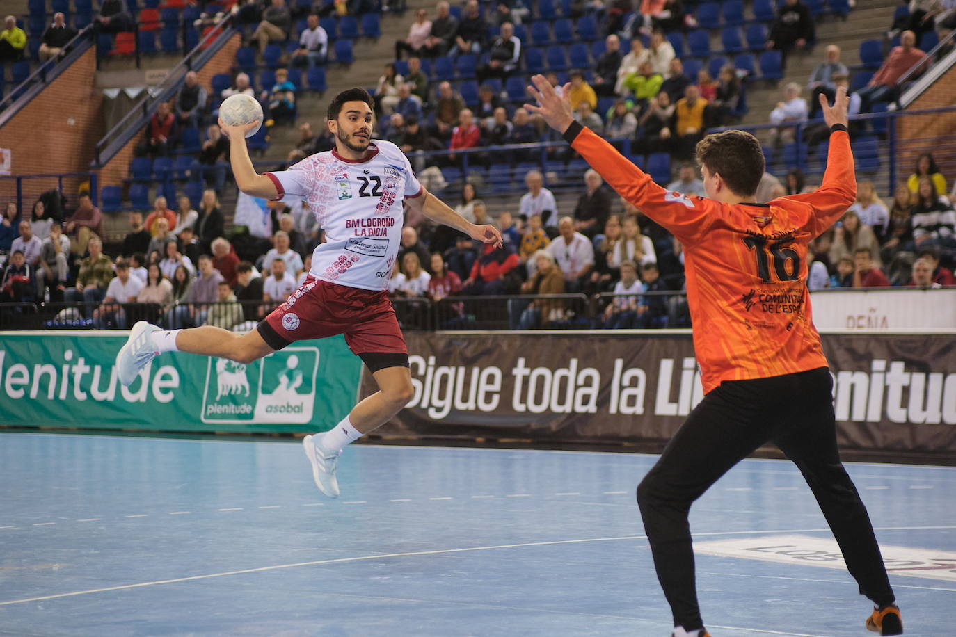 Xavi Tuà lanza desde los seis metros ante el Puerto Sagunto.