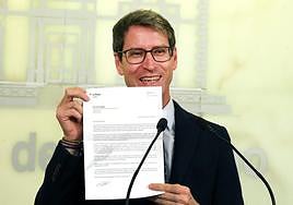 Capellán muestra la carta que ha enviado a la presidenta de la Academia de la Historia.