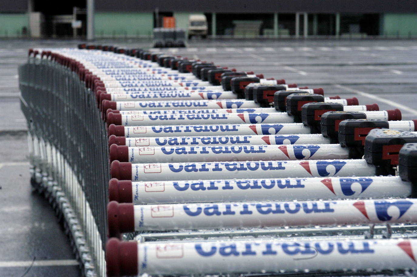 Carros de la compra del supermercado Carrefour.